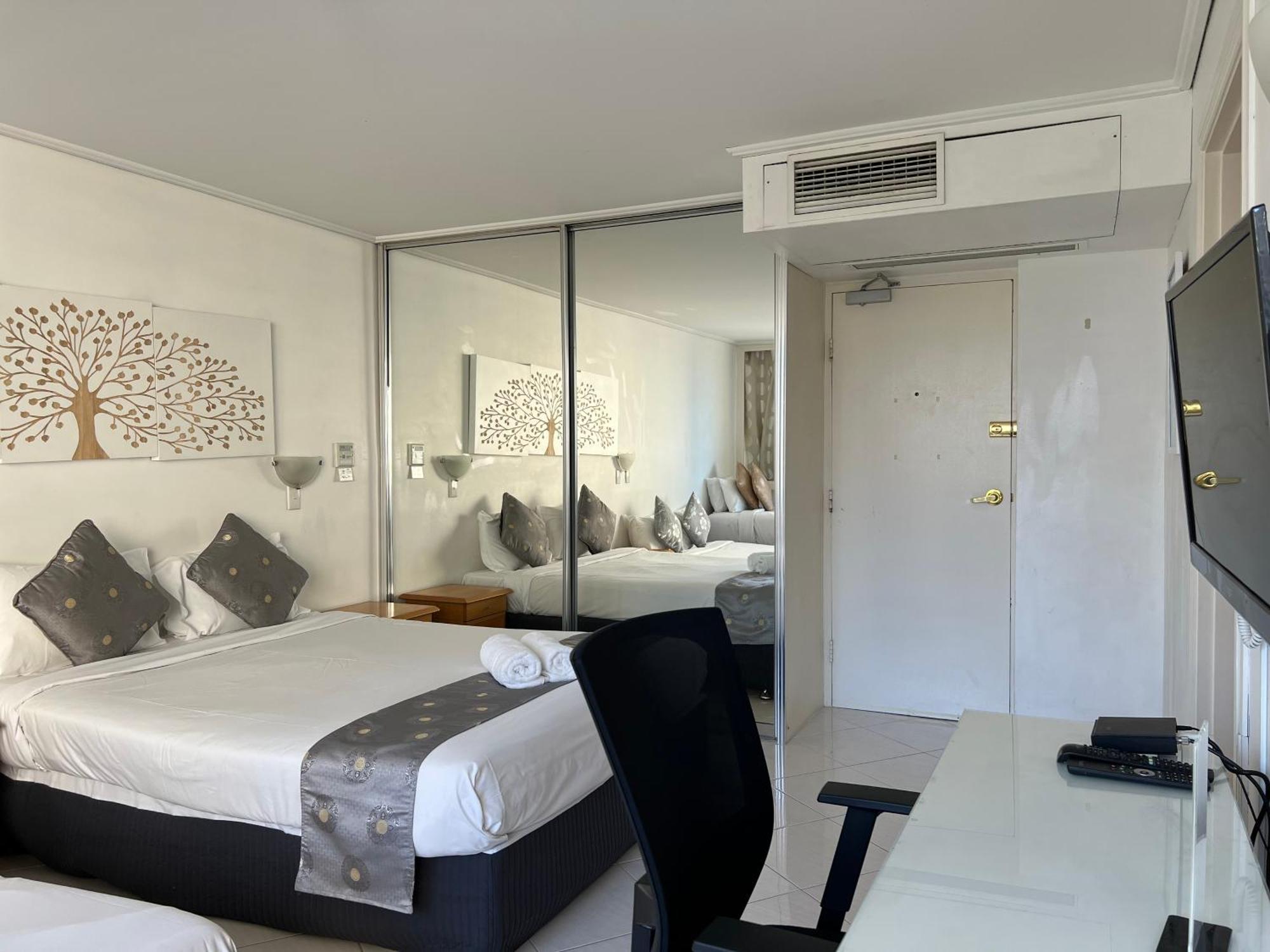 Sydney Hyde Park Private Apartments By Paxsafe Room photo